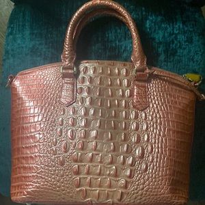 I am selling a BRAHMIN purse, it is a medium size bag!🤎